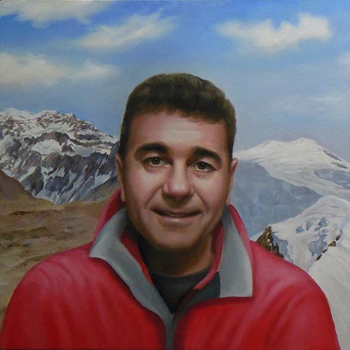 Портрет на мъж на фона на планини