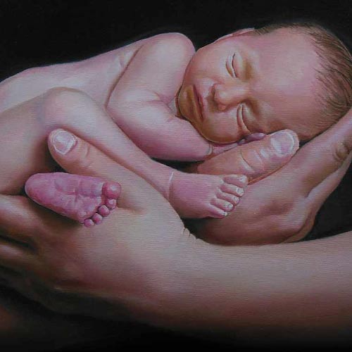 Картина с бебе на ръце на тъмен фон